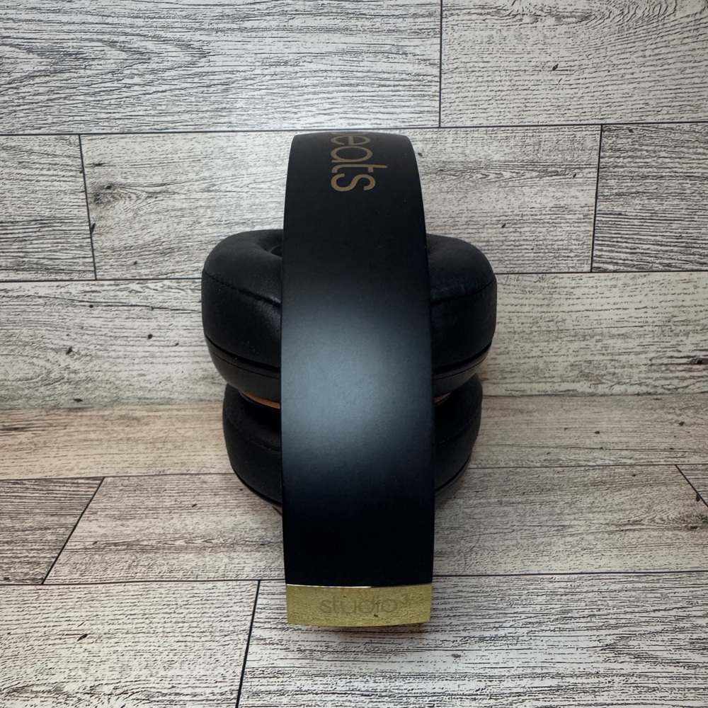 Beats by Dr. Dre Studio3 Wireless Headphones - Picture 4 of 7